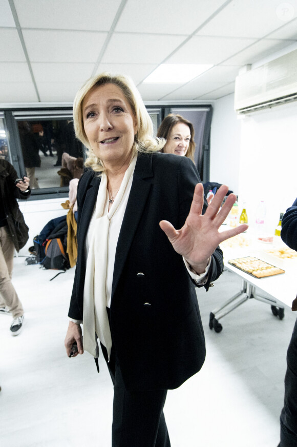 Marine Le Pen inaugure son nouveau siège pour la campagne des élections présidentielles 2022 à Paris le 15 novembre 2021.
