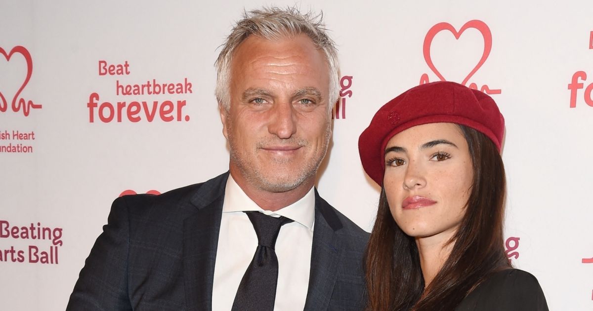 david-ginola-et-sa-compagne-maeva-denat-arrivent-la-soir-e-the