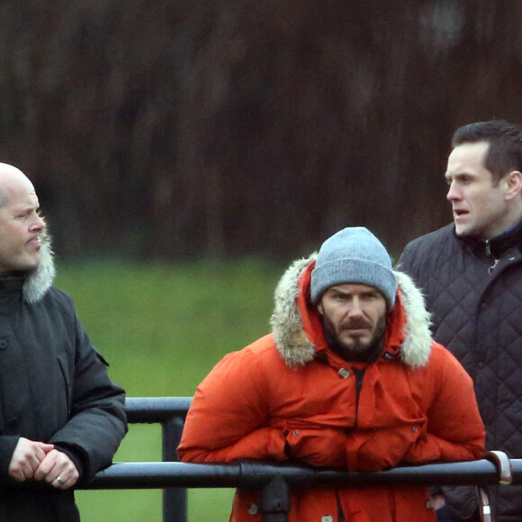 David Beckham, son fils Cruz Beckham et son père Ted (de son vrai nom David Edward Alan Beckham) regardent un match de football de l'équipe de l'académie du FC Liverpool contre l'équipe des jeunes d'Arsenal. Liverpool, le 19 février 2015.