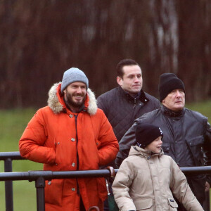 David Beckham, son fils Cruz Beckham et son père Ted (de son vrai nom David Edward Alan Beckham) regardent un match de football de l'équipe de l'académie du FC Liverpool contre l'équipe des jeunes d'Arsenal. Liverpool, le 19 février 2015.