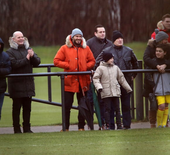 David Beckham, son fils Cruz Beckham et son père Ted (de son vrai nom David Edward Alan Beckham) regardent un match de football de l'équipe de l'académie du FC Liverpool contre l'équipe des jeunes d'Arsenal. Liverpool, le 19 février 2015.