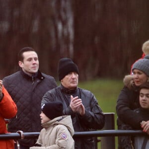 David Beckham, son fils Cruz Beckham et son père Ted (de son vrai nom David Edward Alan Beckham) regardent un match de football de l'équipe de l'académie du FC Liverpool contre l'équipe des jeunes d'Arsenal. Liverpool, le 19 février 2015.