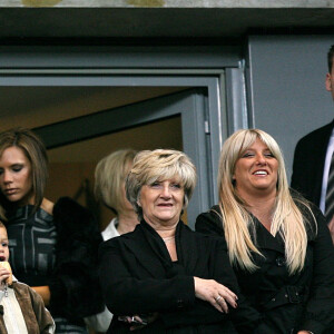 Victoria Beckham, ses enfants Brooklyn et Romeo, ses beaux-parents Ted et Sandra Beckham, et sa belle-soeur Joanne Beckham au Stade de France à Saint-Denis, en 2008.