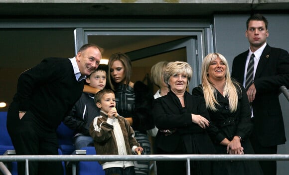 Victoria Beckham, ses enfants Brooklyn et Romeo, ses beaux-parents Ted et Sandra Beckham, et sa belle-soeur Joanne Beckham au Stade de France à Saint-Denis, en 2008.