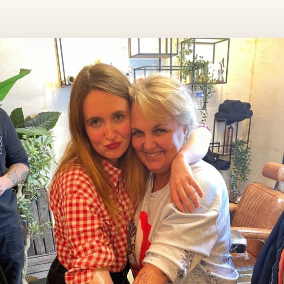 Valérie Damidot et sa fille Roxane se font tatouer leurs chiens sur le bras.