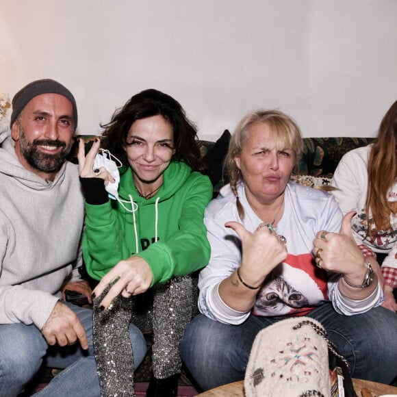 guest, Sandra Sisley, Valérie Damidot et sa fille Roxanne - Concours du pull kitsch de Noël au Gypsi Motel à Paris le 14 décembre 2021.