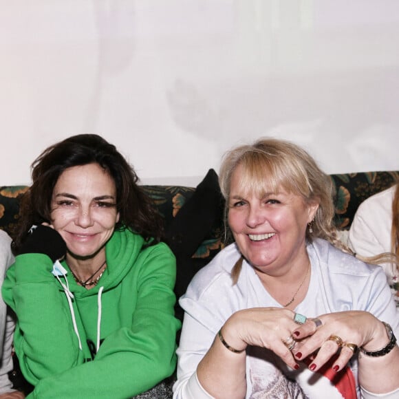 guest, Sandra Sisley, Valérie Damidot et sa fille Roxanne - Concours du pull kitsch de Noël au Gypsi Motel à Paris le 14 décembre 2021.