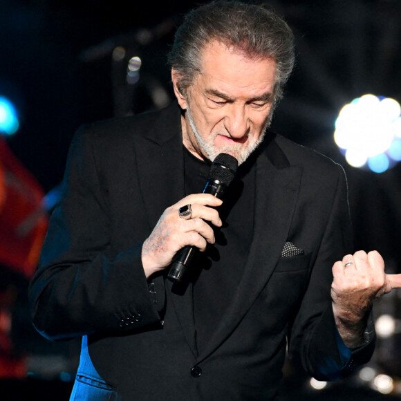 Exclusif - Eddy Mitchell et Laurent Gerra - Enregistrement de l'émission "Un soir à Monaco avec Laurent Gerra" sur la scène de la salle des Etoiles du Monte-Carlo Sporting à Monaco, diffusée le 18 décembre 2021 à 21h05. © Bruno Bebert / Bestimage