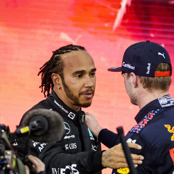 Lewis Hamilton (gbr), et Max Verstappen (ned) lors du Grand Prix de Formule 1 d'Abu Dhabi sur le circuit Yas Marina sur l'île de Yas, à Abu Dhabi, Emirats Arabes Ubnis, le 12 décembre 2021. © DPPI/Panoramic/Bestimage