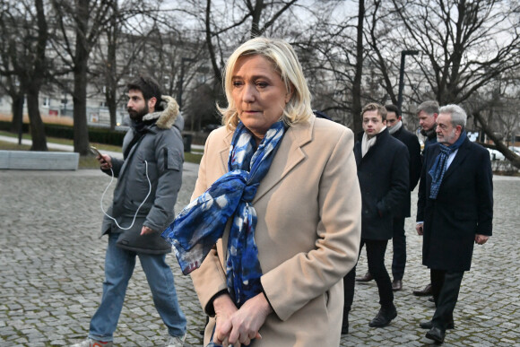 Marine Le Pen, présidente du Rassemblement National (RN) dépose une gerbe au Monument aux héros du ghetto à Varsovie, Pologne, le 3 décembre 2021