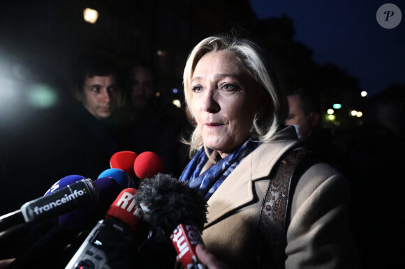 Marine Le Pen, présidente du Rassemblement National (RN) s'entretient avec des journalistes sur la place du Château à Varsovie, Pologne, le 3 décembre 2021.