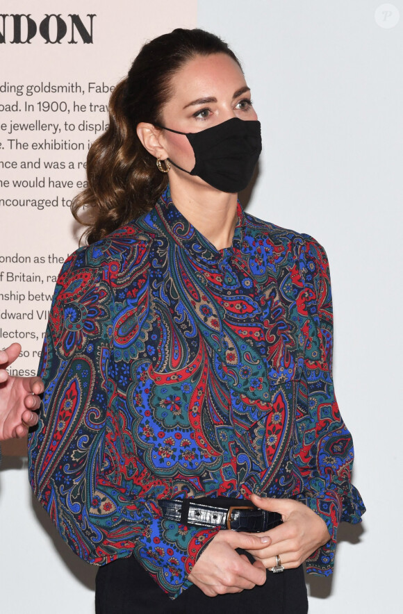 Kate Middleton, duchesse de Cambridge, en visite à l'exposition "Fabergé in London: Romance to Revolution" au Victoria and Albert Museum à Londres. Le 2 décembre 2021