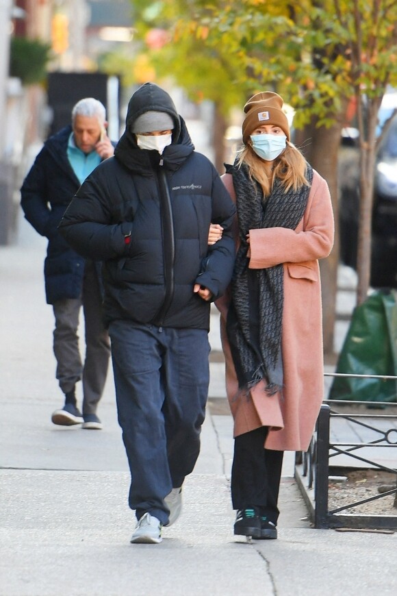 Exclusif - Robert Pattinson et sa compagne Suki Waterhouse se baladent main dans la main à New York le 8 décembre 2021.