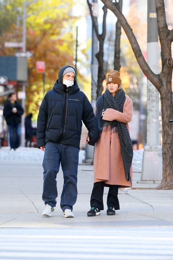 Exclusif - Robert Pattinson et sa compagne Suki Waterhouse se baladent main dans la main à New York le 8 décembre 2021.