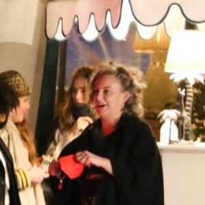 Exclusif - Robert Pattinson et sa compagne Suki Waterhouse sont allés dîner avec des amis au restaurant de l'hôtel San Vicente Bungalows à West Hollywood, le 11 décembre 2021.