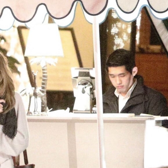 Exclusif - Robert Pattinson et sa compagne Suki Waterhouse sont allés dîner avec des amis au restaurant de l'hôtel San Vicente Bungalows à West Hollywood, le 11 décembre 2021.