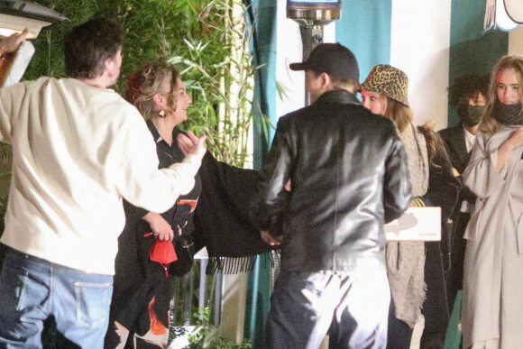 Exclusif - Robert Pattinson et sa compagne Suki Waterhouse sont allés dîner avec des amis au restaurant de l'hôtel San Vicente Bungalows à West Hollywood, le 11 décembre 2021.