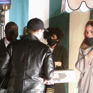 Exclusif - Robert Pattinson et sa compagne Suki Waterhouse sont allés dîner avec des amis au restaurant de l'hôtel San Vicente Bungalows à West Hollywood, le 11 décembre 2021.