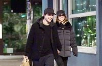 Robert Pattinson et Suki Waterhouse main dans la main : rare sortie  pour le couple ultra discret