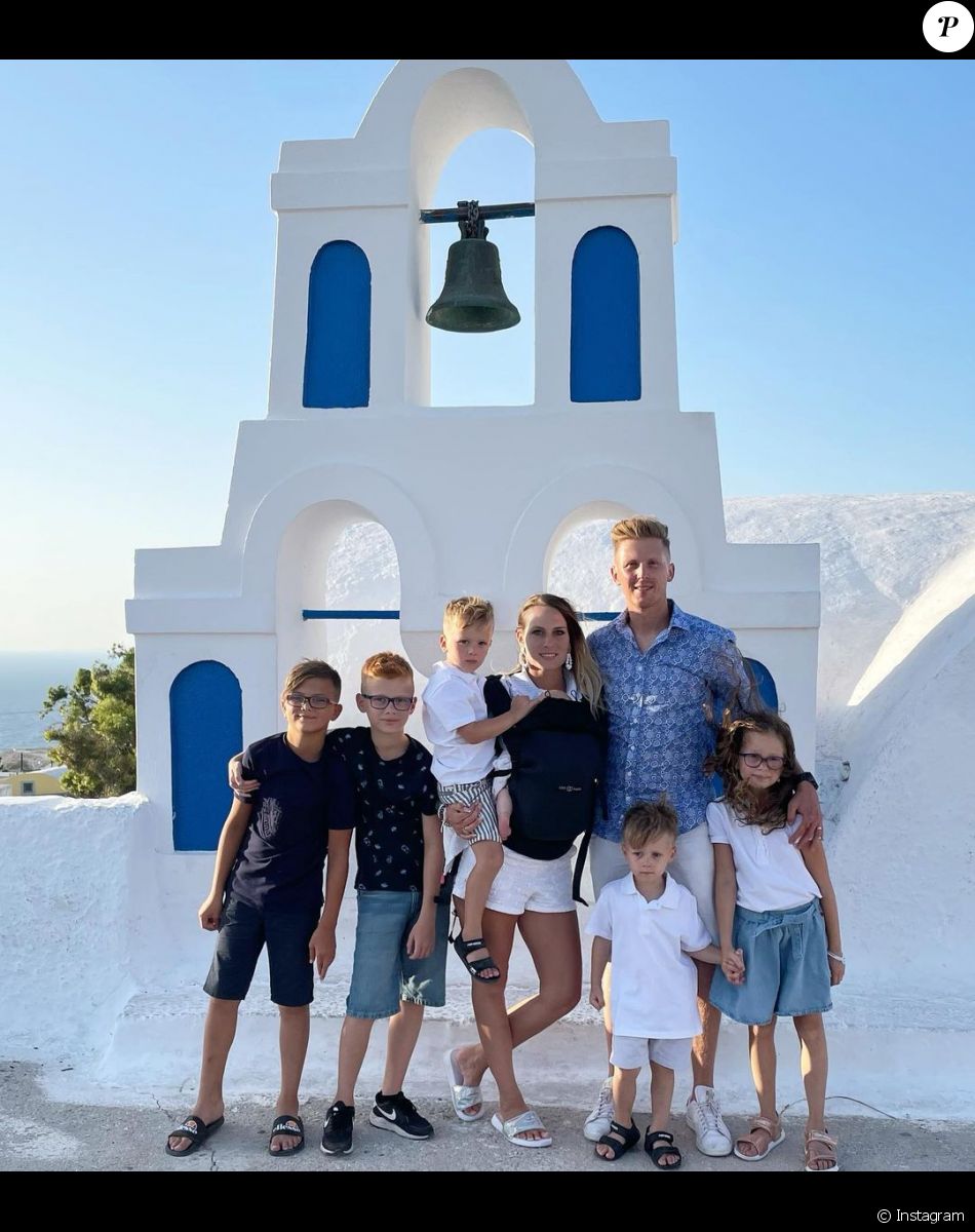 Camille et Nicolas Santoro de "Familles nombreuses" avec leurs enfants