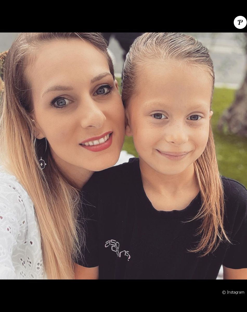 Camille Santoro de "Familles nombreuses" avec sa fille aînée