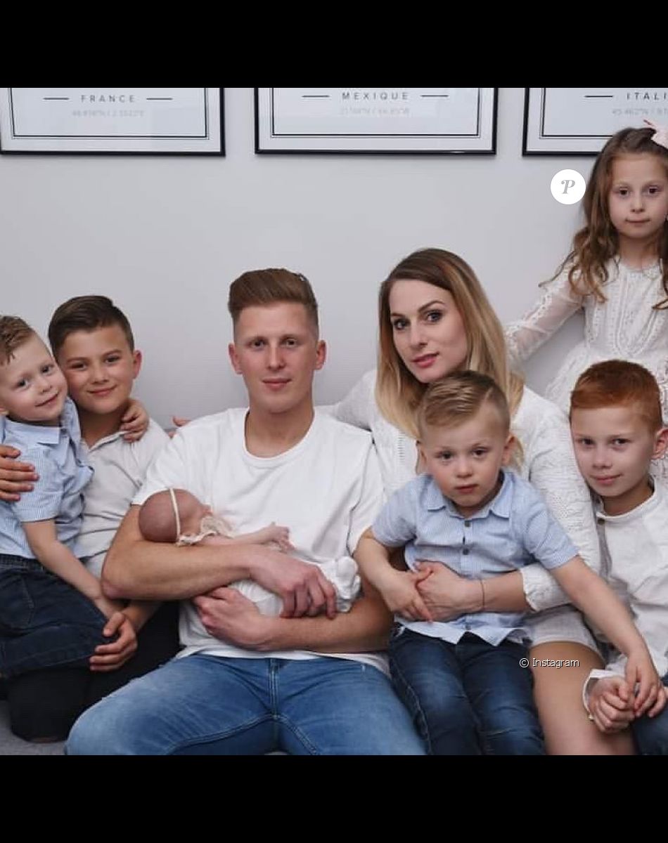 Camille Santoro de "Familles nombreuses" avec son mari Nicolas et leurs enfants