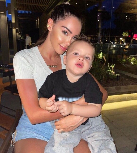 Nabilla, comblée d'amour par son mari Thomas Vergara et leur fils Milann.