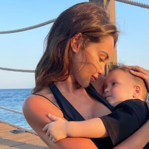 Nabilla, comblée d'amour par son mari Thomas Vergara et leur fils Milann.