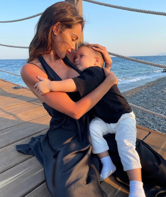 Nabilla, comblée d'amour par son mari Thomas Vergara et leur fils Milann.