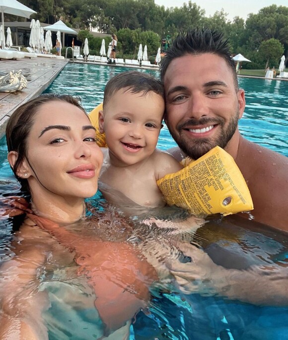 Nabilla, comblée d'amour par son mari Thomas Vergara et leur fils Milann.