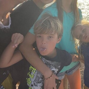 Elodie Gossuin et Bertrand Lacherie avec leurs enfants à la plage