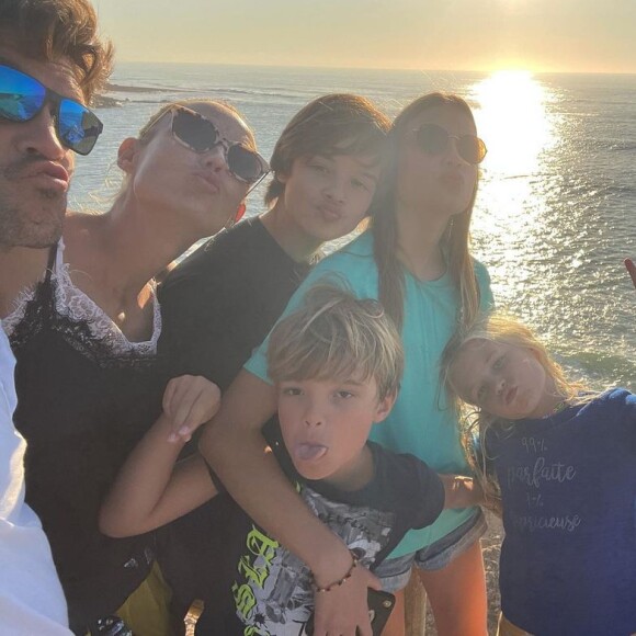 Elodie Gossuin et Bertrand Lacherie avec leurs enfants à la plage