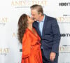 Chris Noth et son épouse Tara Wilson traversent une période difficile, la faute aux accusations de viols dont l'acteur fait l'objet.