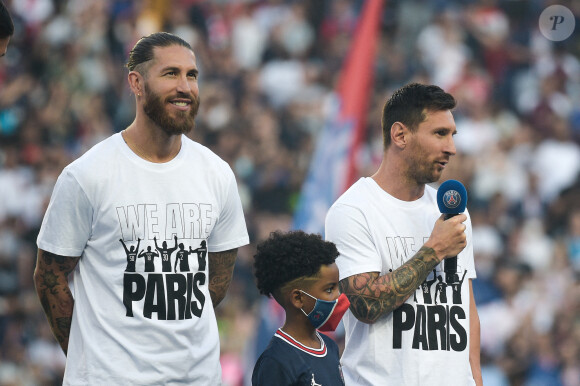 Lionel Leo Messi - Sergio Ramos - Présentation des joueurs - Match de football en ligue 1 Uber Eats : Le PSG (Paris Saint-Germain) remporte la victoire 4-2 contre Strasbourg au Parc des Princes le 14 août 2021. Pas de jauge pour ce match, le Parc des Princes est rempli au maximum de sa capacité, une première depuis 18 mois. © Federico Pestellini / Panoramic / Bestimage