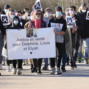 Lolita ( cousine de Delphine Jubillar, écharpe rose) - La famille et les proches se sont réunis pour une marche blanche en hommage à Delphine Jubillar, l'infirmière de 33 ans, disparue il y a un an, à Cagnac-les-Mines. Le 19 décembre 2021 © Patrick Bernard / Bestimage