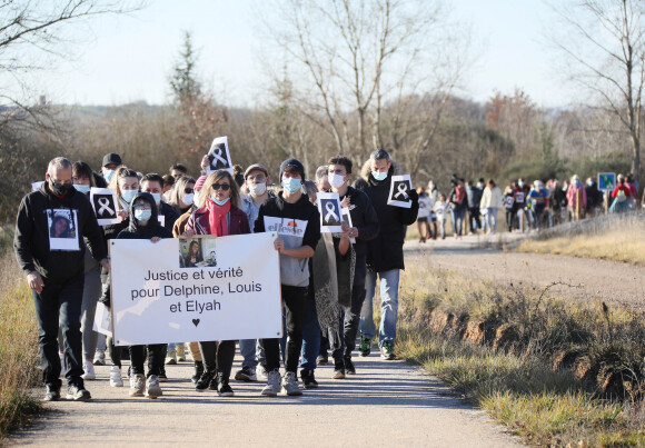 Lolita ( cousine de Delphine Jubillar, écharpe rose) - La famille et les proches se sont réunis pour une marche blanche en hommage à Delphine Jubillar, l'infirmière de 33 ans, disparue il y a un an, à Cagnac-les-Mines. Le 19 décembre 2021 © Patrick Bernard / Bestimage