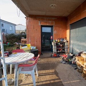 La maison en construction de Delphine Jubillar (Aussaguel) , disparue sans laisser de traces depuis le 16 décembre 2020 à Cagnac les Mines dans le Tarn. Un gendarme et une équipe du service des eaux ont mené des investigations pour chercher des traces dans le réseau raccordé à la maison. Le 7 janvier 2021  © Frédéric Maligne / Bestimage