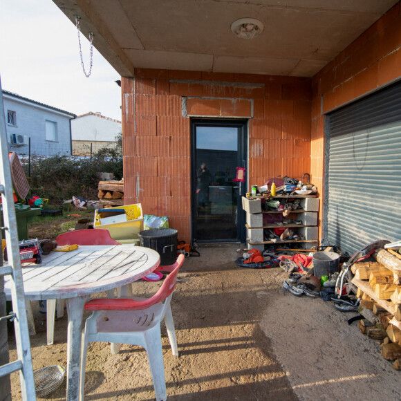 La maison en construction de Delphine Jubillar (Aussaguel) , disparue sans laisser de traces depuis le 16 décembre 2020 à Cagnac les Mines dans le Tarn. Un gendarme et une équipe du service des eaux ont mené des investigations pour chercher des traces dans le réseau raccordé à la maison. Le 7 janvier 2021  © Frédéric Maligne / Bestimage