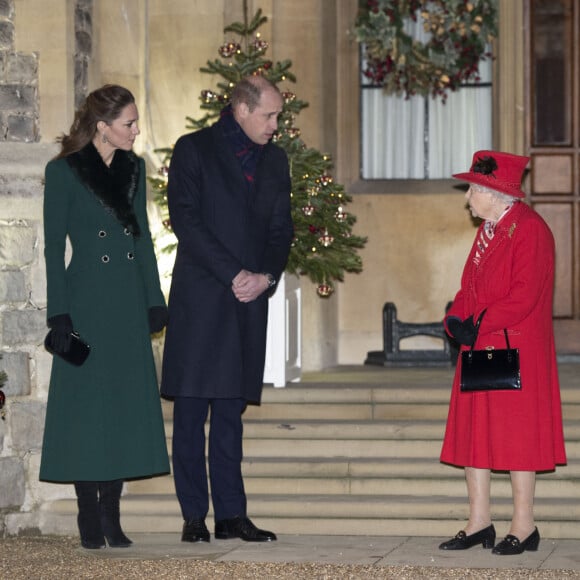 Kate Middleton, duchesse de Cambridge, le prince William, duc de Cambridge, la reine Elisabeth II d'Angleterre - La famille royale se réunit devant le chateau de Windsor pour remercier les membres de l'Armée du Salut et tous les bénévoles qui apportent leur soutien pendant l'épidémie de coronavirus (COVID-19) et à Noël le 8 décembre 2020.