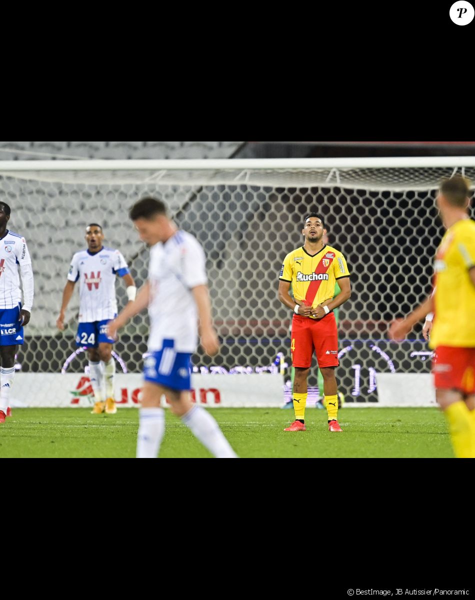 Deception des joueurs du RC Lens Facundo Medina (RC Lens) - Match de football en ligue 1 Uber Eats : Strasbourg remporte la victoire 1-0 contre Lens le 22 septembre 2021. © JB Autissier/Panoramic/Bestimage
