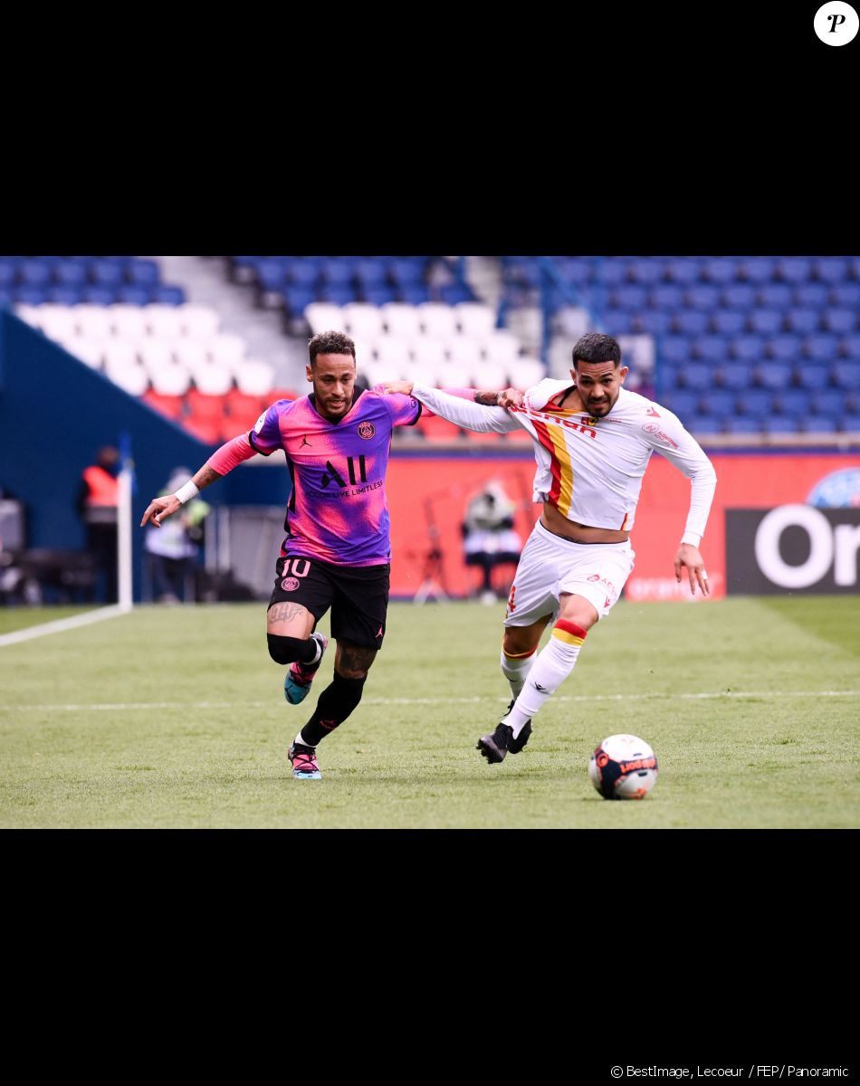 Neymar et Facundo Medina - Le PSG s'impose 2-1 face au RC Lens en ligue 1 Uber Eats au parc des princes à Paris le 1 er mai 2021 © Lecoeur / FEP/ Panoramic / Bestimage