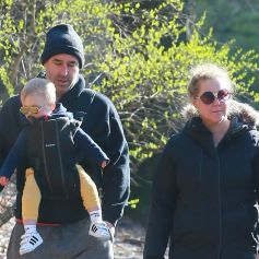 Amy Schumer et son mari Chris Fischer se promènent au parc à New York avec leur fils Gene Attell. Le 22 mars 2020.