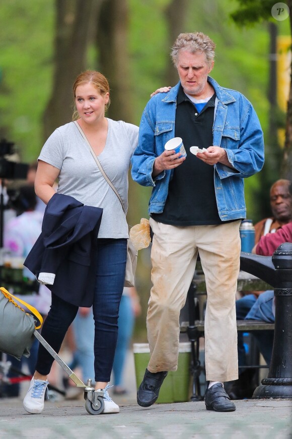 Amy Schumer et Michael Rapaport sur le tournage d'une scène de la série "Life & Beth" à New York City, le 28 avril 2021.
