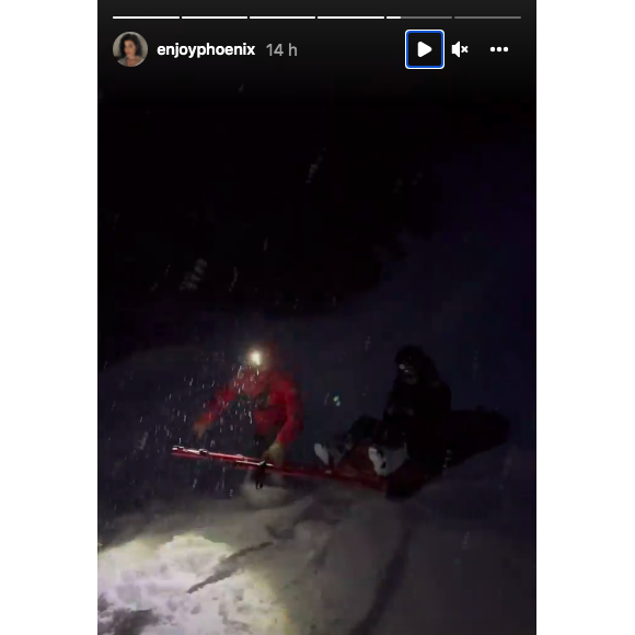 EnjoyPhoenix raconte sa mésaventure survenue en plein séjour de ski en Suisse, sur Instagram le 27 décembre 2021.