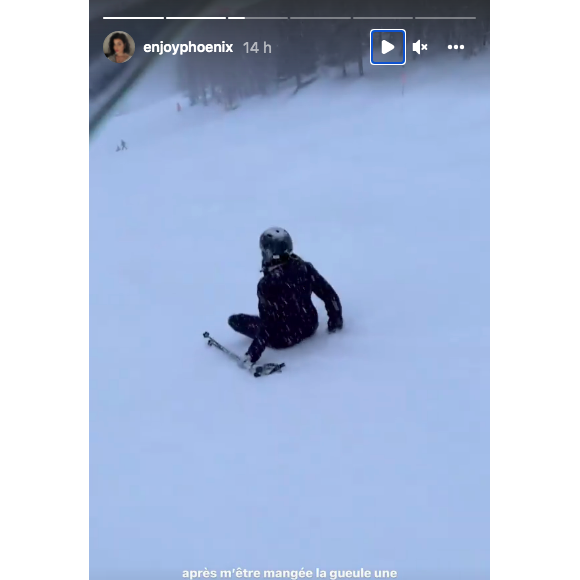 EnjoyPhoenix raconte sa mésaventure survenue en plein séjour de ski en Suisse, sur Instagram le 27 décembre 2021.