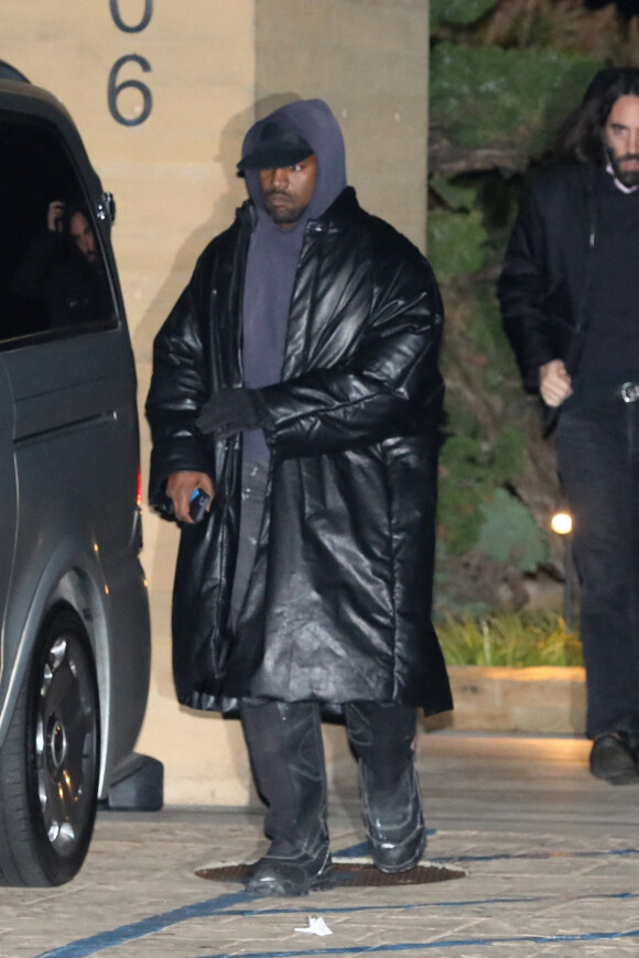 Kanye West à la sortie du restaurant "Nobu" à Los Angeles, le 26 décembre 2021.