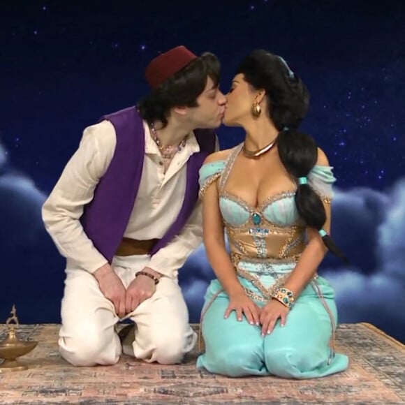 Kim Kardashian et Pete Davidson dans l'émission "Saturday Night Live".