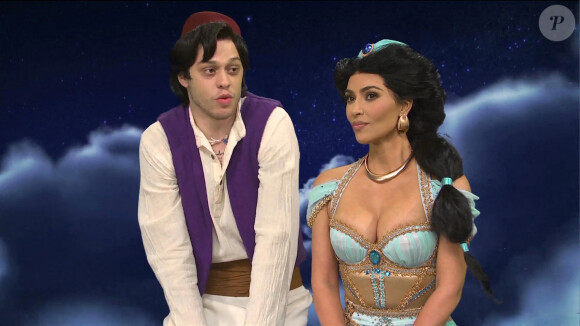 Kim Kardashian et Pete Davidson s'embrassent dans une parodie d'Aladdin dans l'émission "Saturday Night Live". New York.