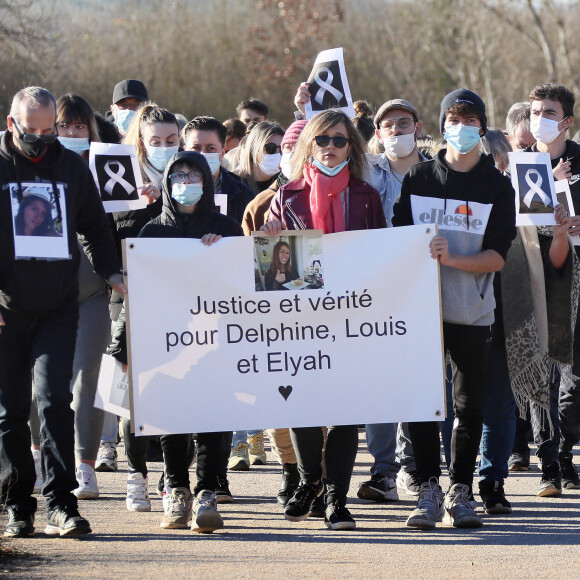 Lolita ( cousine de Delphine Jubillar, écharpe rose) - La famille et les proches se sont réunis pour une marche blanche en hommage à Delphine Jubillar, l'infirmière de 33 ans, disparue il y a un an, à Cagnac-les-Mines. Le 19 décembre 2021 © Patrick Bernard / Bestimage