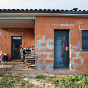 La maison en construction de Delphine Jubillar (Aussaguel) , disparue sans laisser de traces depuis le 16 décembre 2020 à Cagnac les Mines dans le Tarn. Un gendarme et une équipe du service des eaux ont mené des investigations pour chercher des traces dans le réseau raccordé à la maison. Le 7 janvier 2021  © Frédéric Maligne / Bestimage